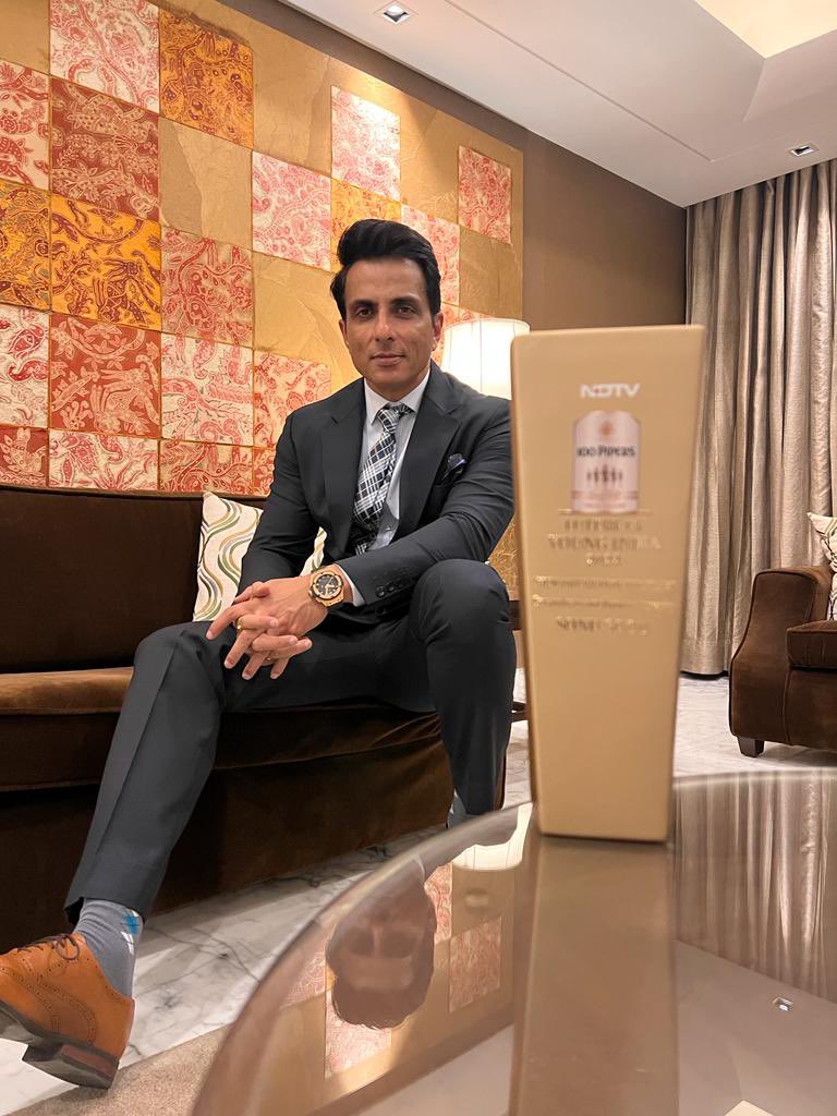 baraju_SuperHit's tweet image. A huge shout out  @SonuSood on winning the humanitarian of the year at the prestigious #Truelegend 

#SonuSood