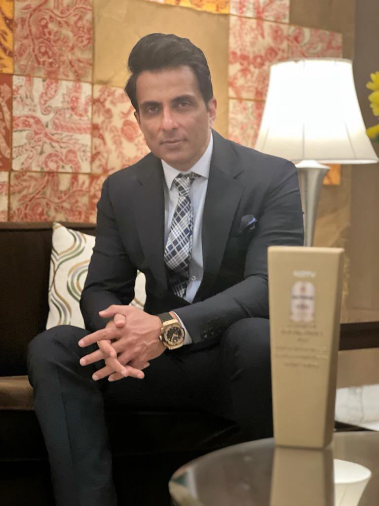 baraju_SuperHit's tweet image. A huge shout out  @SonuSood on winning the humanitarian of the year at the prestigious #Truelegend 

#SonuSood