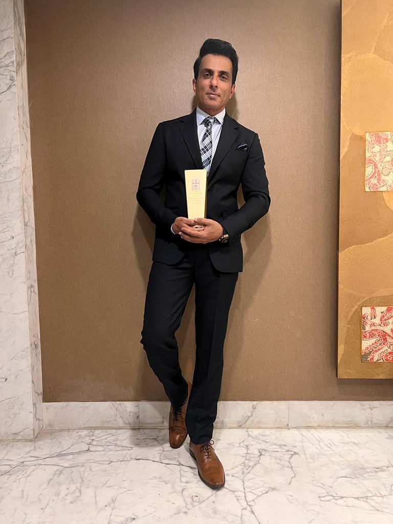 baraju_SuperHit's tweet image. A huge shout out  @SonuSood on winning the humanitarian of the year at the prestigious #Truelegend 

#SonuSood