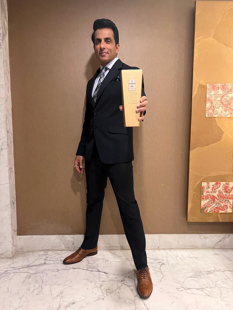 baraju_SuperHit's tweet image. A huge shout out  @SonuSood on winning the humanitarian of the year at the prestigious #Truelegend 

#SonuSood
