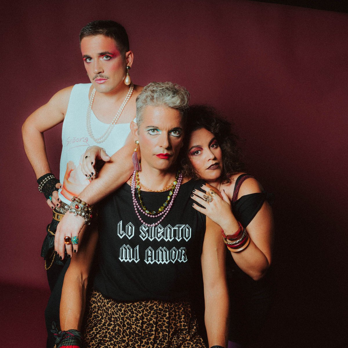 NicolauJimenez's tweet photo. @LaCopladeW @teatreolia @Red_Escenica @rociomanzano @CintaMoreno @elvissansixto Un muntatge intel·ligent i molt ben interpretat que recupera les folclòriques des del feminisme interseccional. Val la pena acostar-se al @teatreolia
 només per veure les seductores interpretacions de @elvissansixto i el desconhort de gran diva de @CintaMoreno 💥✨💅 https://t.co/VhZq2Jz8yb
