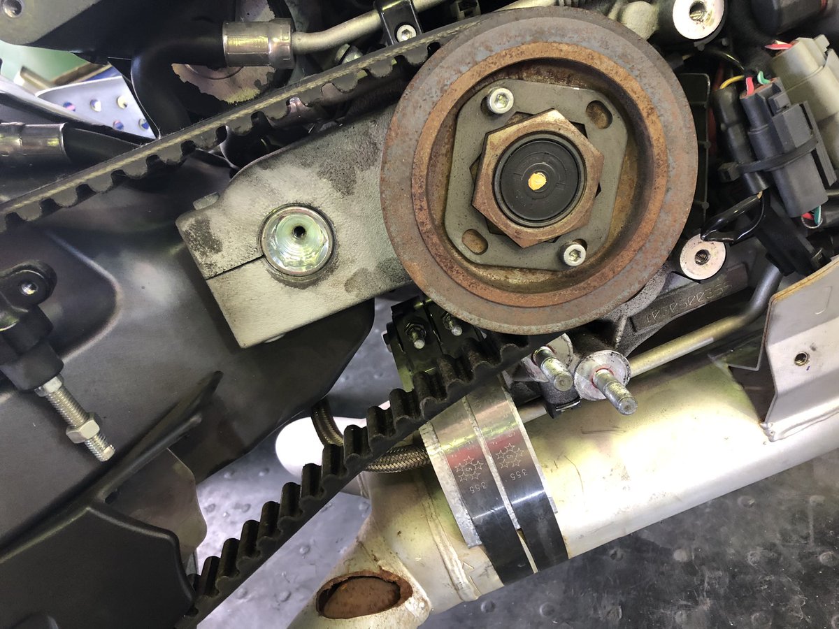 buell_oyaji1203's tweet photo. 友人の店の作業スペースを勝手に使ってww
色々とパーツ交換したっす
ベルトテンショナーはマフラーに干渉したんでサンダーで削った位で他のパーツはボルトオンでした~😁
ビューエルいじり楽しい~
#buell #xb12 #xb12scg #daz_movement https://t.co/M6aN2nILtC