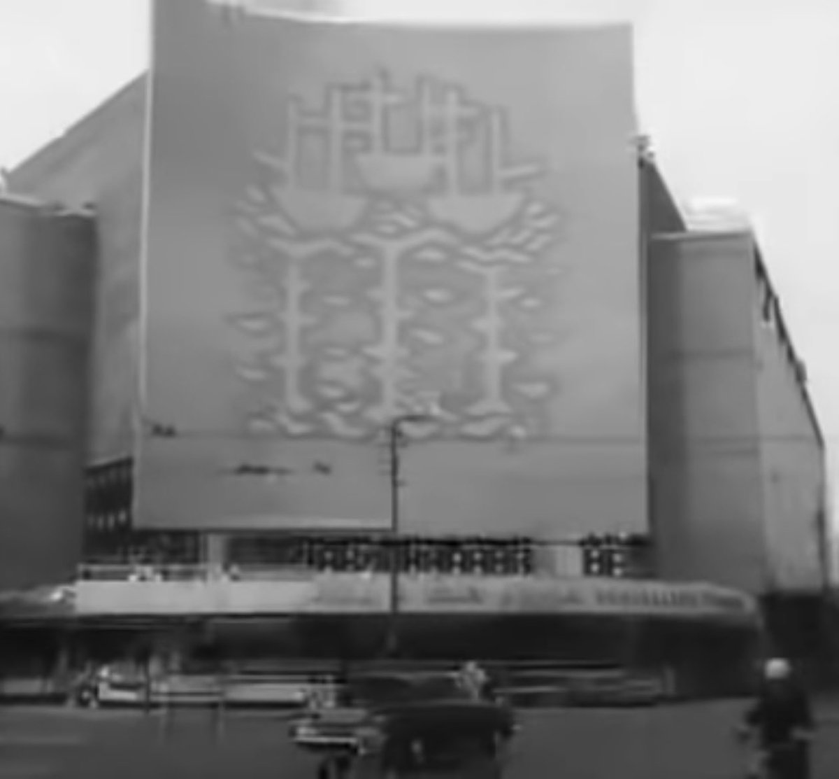 shipsinthesky63's tweet photo. We love the synergy! The BBC Monitor film is fabulous. The visuals of how Larkin & Betjeman would’ve viewed #Hull married with fine words: “…for our own civilisation you get chain stores & new estates…”. 🎥 includes rare shots of #AlanBoyson’s @BhsMuralHull / @shipsinthesky63 https://t.co/14hGehFr26