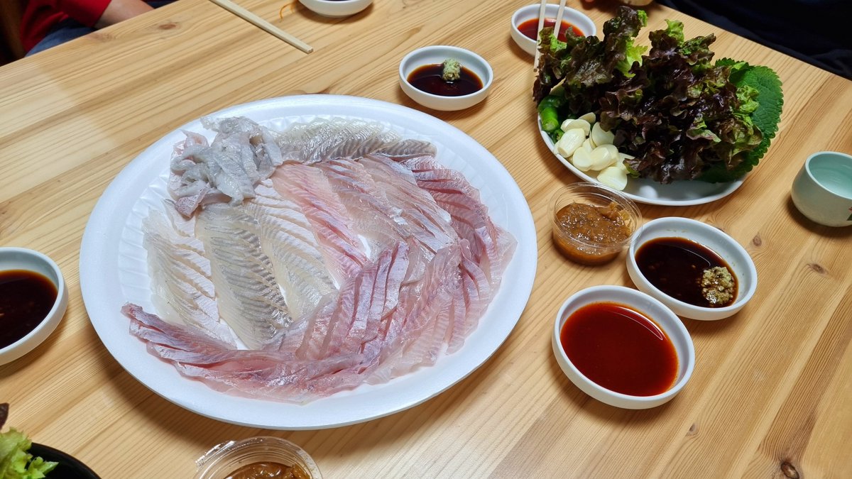 생일 기념 간만에 대게를 먹네.