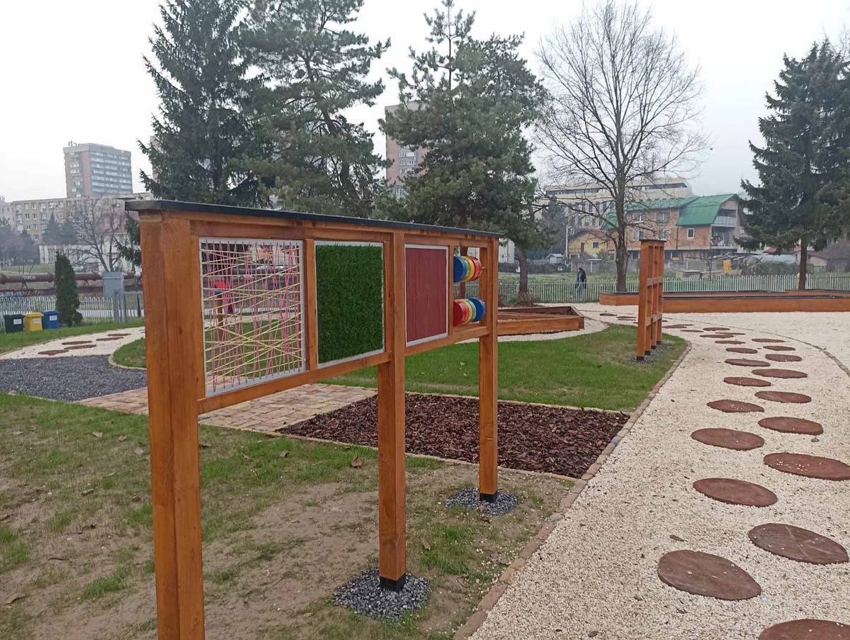 BenjaminaKaric's tweet photo. Danas, na Međunarodni dan osoba sa invaliditetom, obavještavamo naše sugrađane da su pri kraju radovi na prvoj urbanoj bašti i senzornom parku u Sarajevu.

Urbana bašta je smještena u dvorištu Srednje škole za stručno obrazovanje i radno osposobljavanje.

@UNDPBiH 
#SERDA https://t.co/a72iPHbOIw