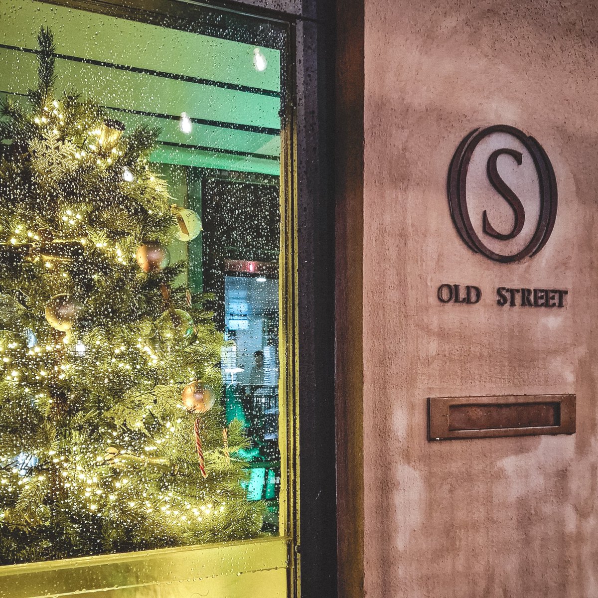 In an unusual turn of events (pun intended!) we've some availability for our very popular 8:30pm seating tonight! All new seasonal Menus, Fantastic <a href="/higginsbutchers/">Higgins Butchers</a> Beef, delectable <a href="/wrightsofmarino/">Wrights of Marino</a> Seafood, and our Award Winning Wine List! Book by phone on (01) 845 5614 ☎️
