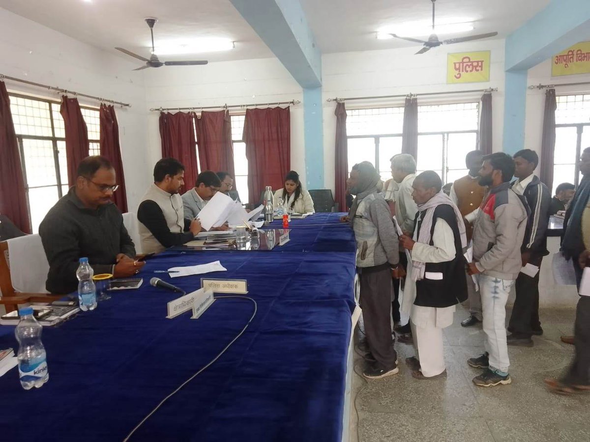 CdoSultanpur's tweet photo. सम्पूर्ण समाधान दिवस तहसील जयसिंहपुर में जन सामान्य की समस्याओं को सुनकर सम्बन्धित अधिकारियों को गुणवत्तायुक्त त्वरित निस्तारण के निर्देश दिये गये। @CMOfficeUP @UPGovt @UpRuralDev @SultanpurDm https://t.co/ecfZbreL8v