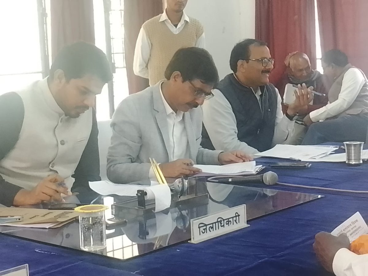 CdoSultanpur's tweet photo. सम्पूर्ण समाधान दिवस तहसील जयसिंहपुर में जन सामान्य की समस्याओं को सुनकर सम्बन्धित अधिकारियों को गुणवत्तायुक्त त्वरित निस्तारण के निर्देश दिये गये। @CMOfficeUP @UPGovt @UpRuralDev @SultanpurDm https://t.co/ecfZbreL8v