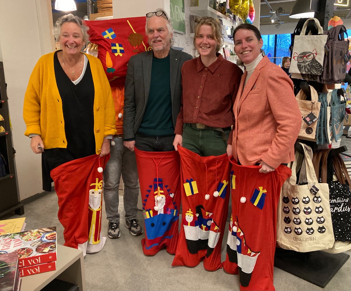 Zoek de zes boekverkopers op de foto!

Vandaag krijgen jullie allemaal een GRATIS rijmwoord bij elk cadeautje, whoop whoop!

Tot zo, lieve Pietjes, lieve Sint ❤️

(Wat een geluk trouwens, dat ze zakkenwasser bij ons niet is langs geweest 😅)