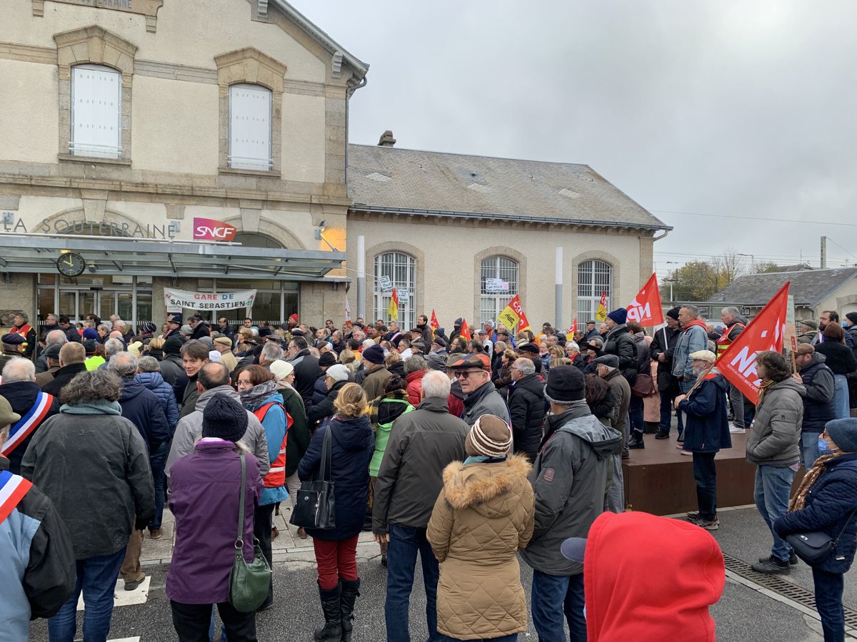 CecileDescubes's tweet photo. Plus de 200 manifestants selon les forces de l’ordre devant la gare de La #Souterraine pour le retour du #train de 7h35. De très nombreux élus de la #Creuse présents. https://t.co/F2DxU4zsQO
