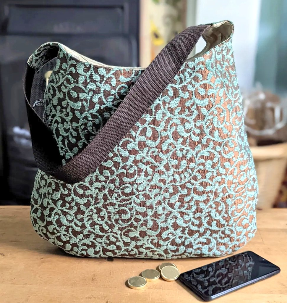Loving this new cute little shoulder hobo...and it's Christmas ready 🎄🎄🎄
#UKGiftHour #ukgiftam #shopindie #smallbizsatuk #SmallBusinessSaturday 

folksy.com/items/8060490-…