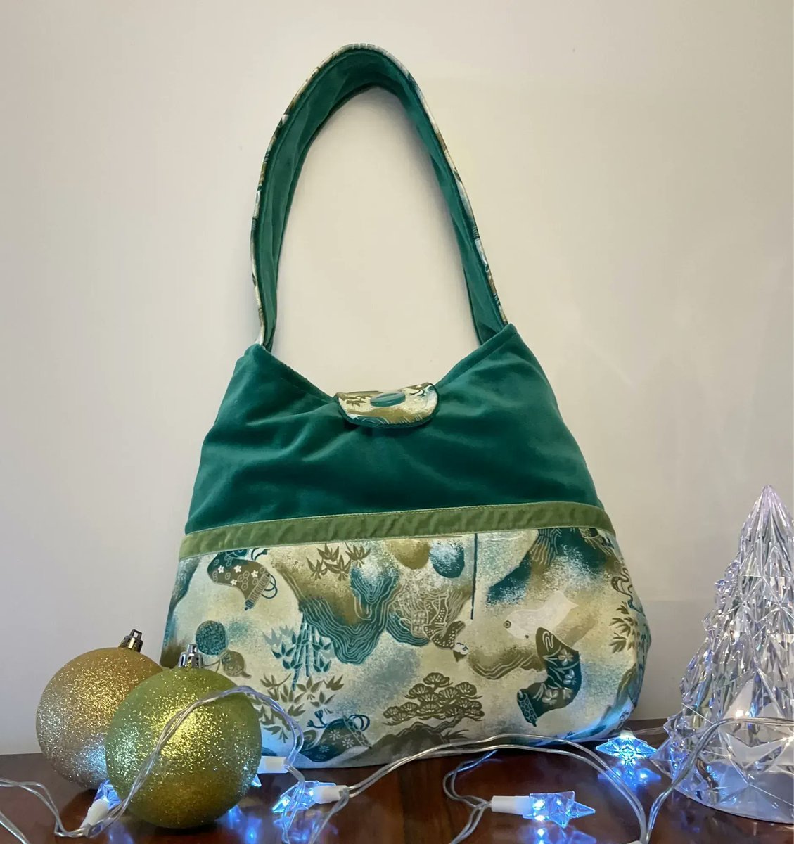 NEW!!! And a glorious green goddess of a Girly Bag it is too. Grab it quick, there is only this one, if you want to pop it under the Christmas tree for your loved one. 

#UKGiftHour #MHHSBD #UKWeekendHour #shopindie #Christmasgiftsideas #SmallBizSatUK

etsy.com/uk/shop/SammDe…