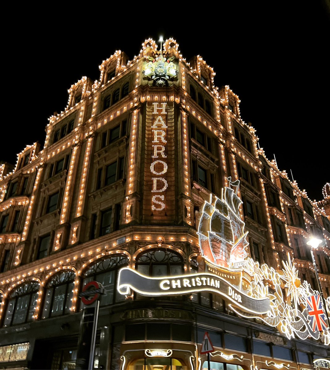 Love how pretty <a href="/Harrods/">Harrods</a> is looking with a <a href="/Dior/">Dior</a> makeover #dior #harrods #christiandior