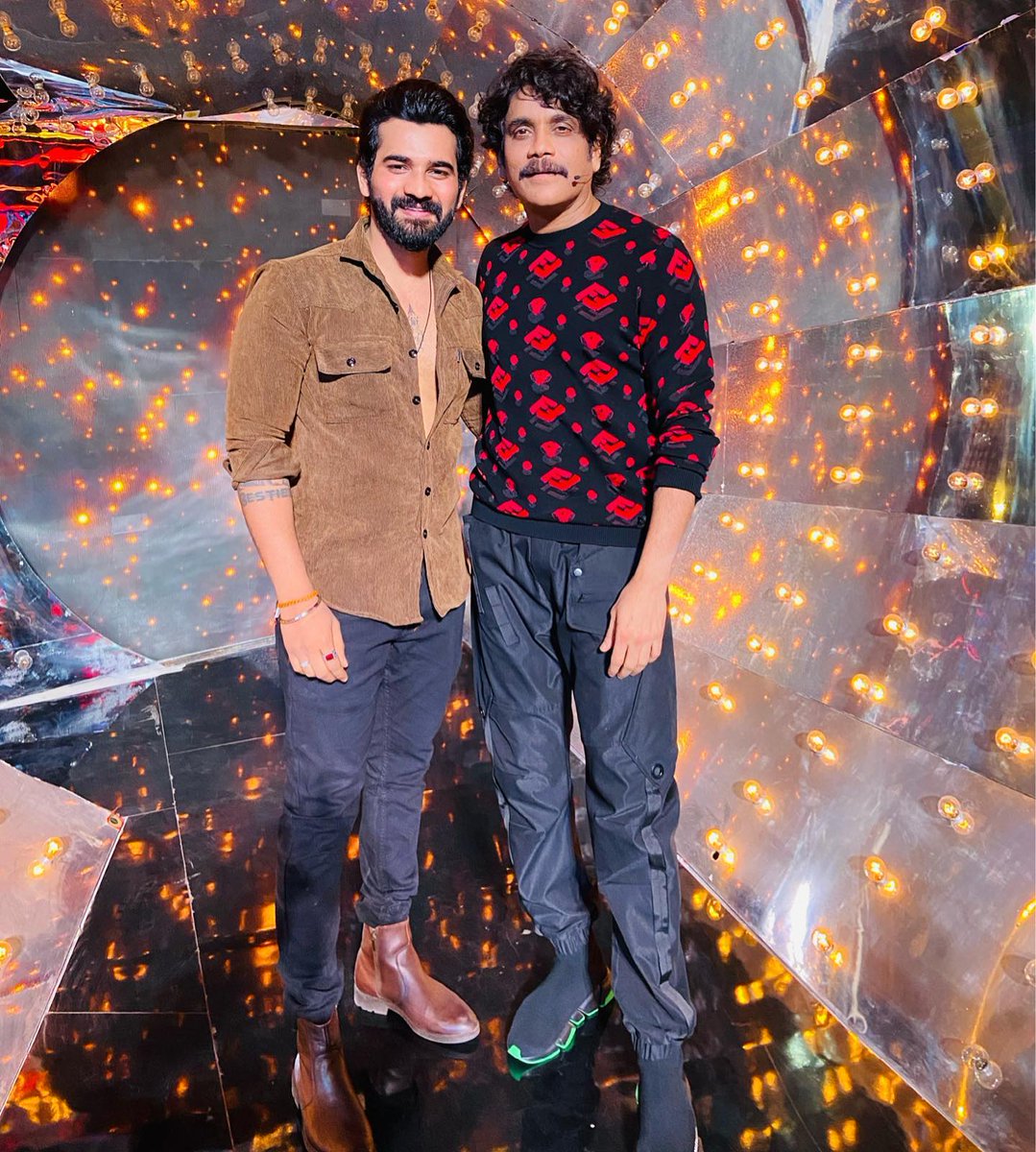 akhilsarthak17's tweet photo. Met @iamnagarjuna sir today at Annapurna studios ! Such a pure soul he is ❤️

Thankyou sir for taking time from your schedule in talking about my project ! 

#NagarjunaAkkineni #akhilsarthak #akhilians https://t.co/mOnpe5CBjl