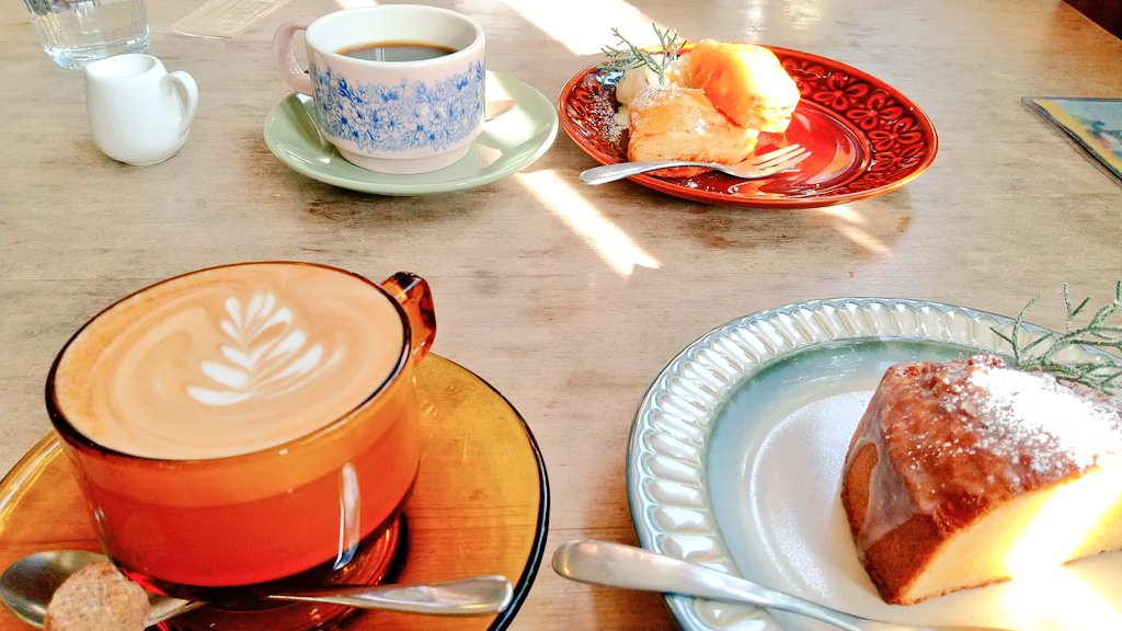 samunphrai's tweet photo. 水道筋商店街へ遊びに行ったのでNim. cafeさんでカフェラテ休憩してきました。アップルパイとレモンケーキをいただきました。どちらもあったかほっこり系で美味しかったです。また行きたい!
#Nimcafe #クマ散歩 #シャカリキ #カフェ #灘区 https://t.co/nOsybn2CvA