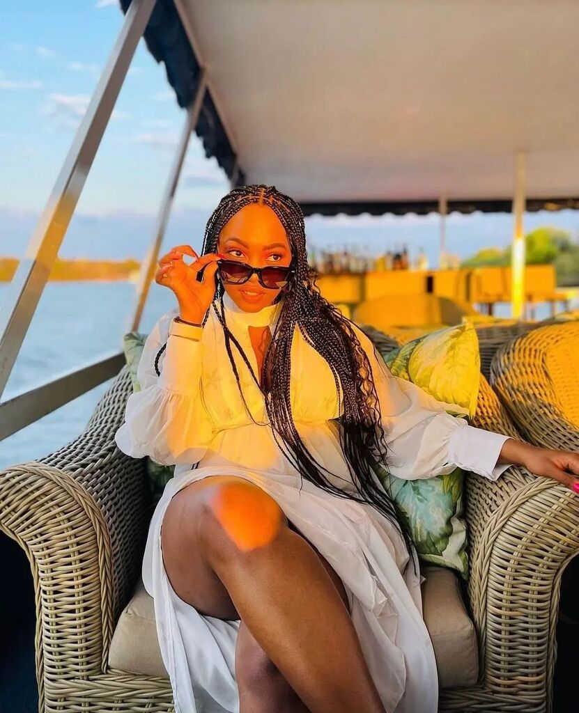 WhenInZim's tweet image. Live footage of us looking at incoming work emails mid KeDezembering
.
.
📷 @tumelo_nkese
.
.
📍 Zambezi River
.
.
#WhenInZim