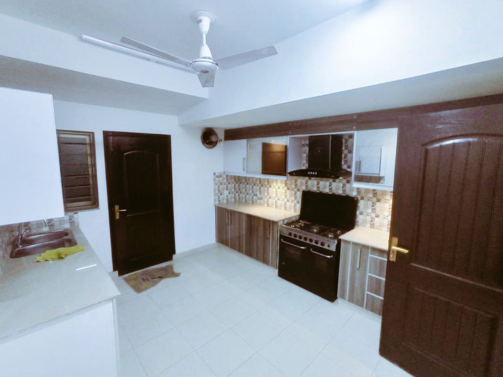 DirectDRealtors's tweet image. 10 Marla Ground Floor #Apartment (New Building) for #Rent in #Askari11

✅ 3 #bedrooms with attached washrooms 
✅ #TV Lounge 
✅ #Kitchen 
✅ Covered Ground Floor #Parking
✅ Servant quarter
✅ Near to #Park, Mosque, and Market
#Rent asking 85K
Call +923004008182
#ruda #lahore