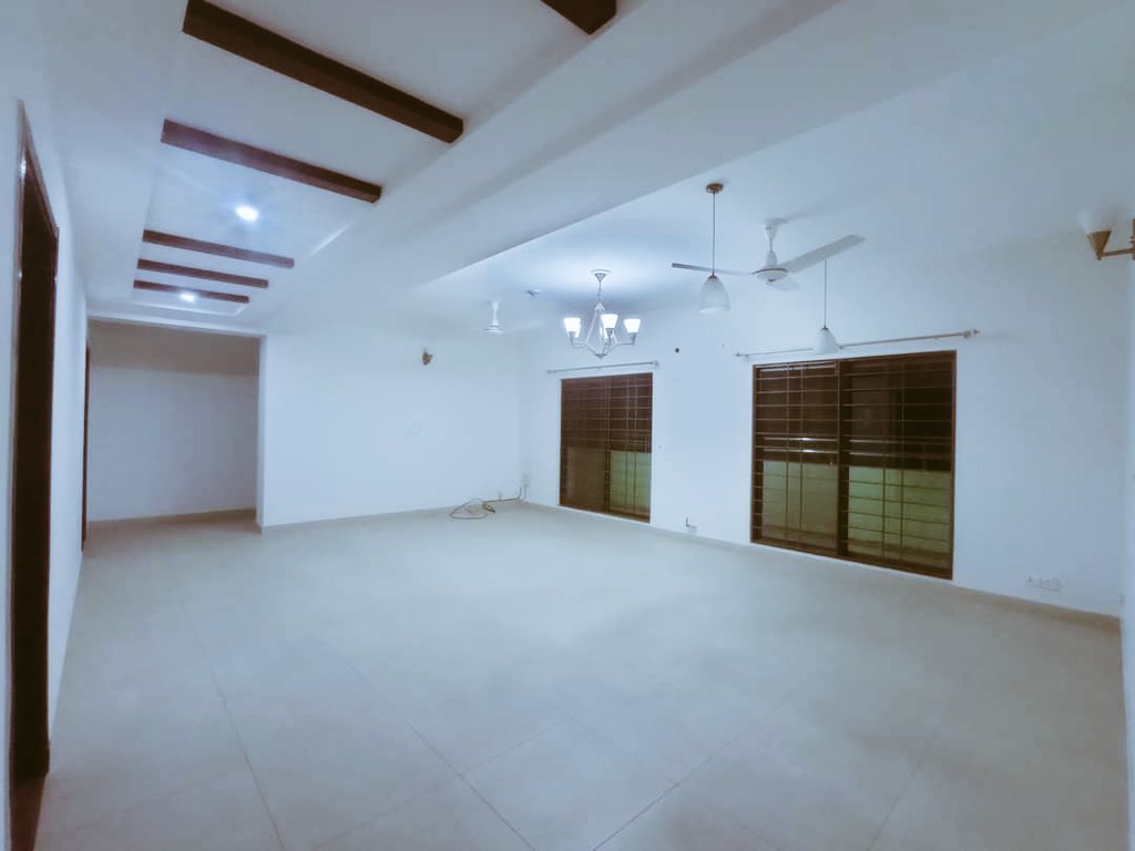 DirectDRealtors's tweet image. 10 Marla Ground Floor #Apartment (New Building) for #Rent in #Askari11

✅ 3 #bedrooms with attached washrooms 
✅ #TV Lounge 
✅ #Kitchen 
✅ Covered Ground Floor #Parking
✅ Servant quarter
✅ Near to #Park, Mosque, and Market
#Rent asking 85K
Call +923004008182
#ruda #lahore