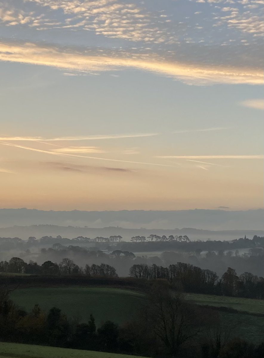 TalkingOutdoors's tweet photo. Walking as the sun rises, being present at the start of a new day can lift mood ..one of the joys of the shorter days is that the sun rises later so it’s more possible to be part of this special time of day.. #outdoortherapy #ecotherapy #winter #sunrise #hope #optimism #connected https://t.co/Acj9HbeHqg