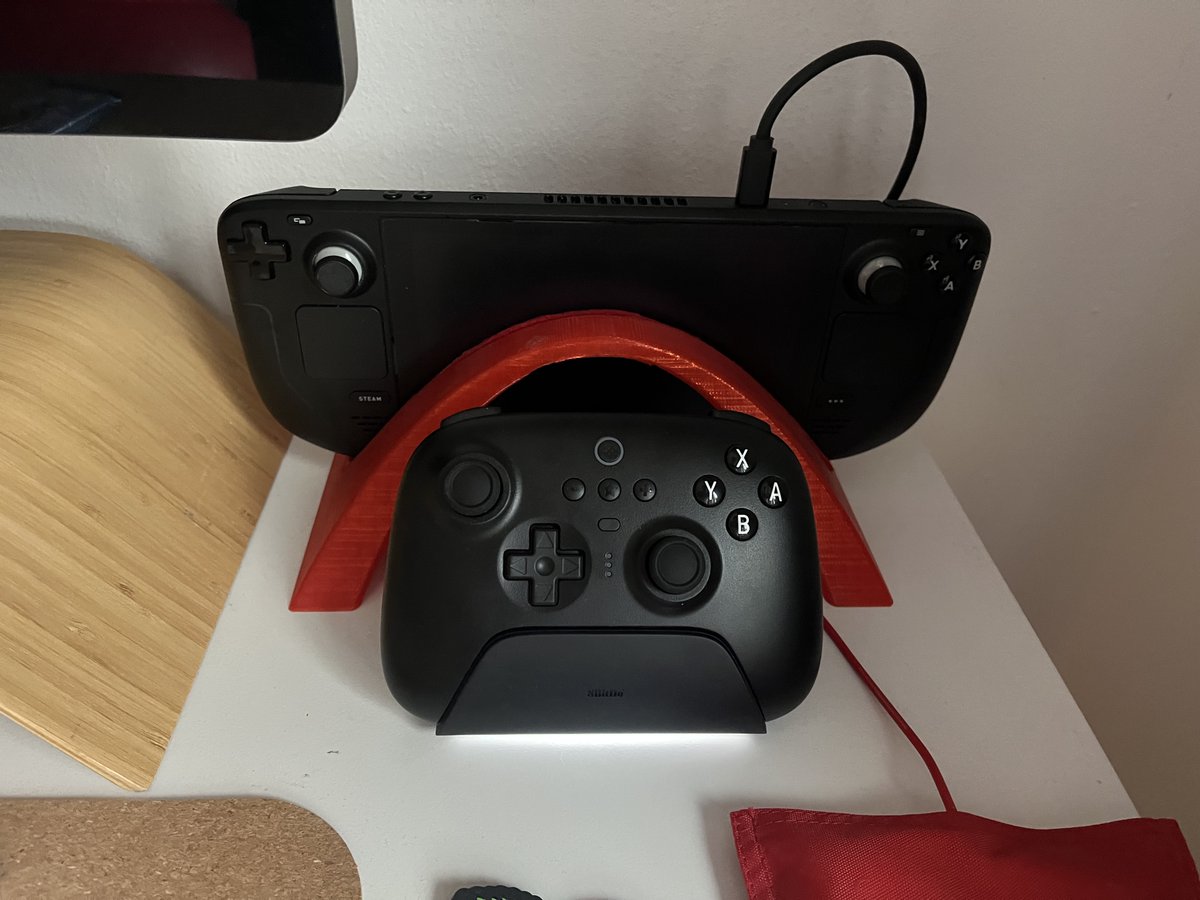 Docela dobrá dvojka, když člověk chce hrát na velkém monitoru tak je to imho lepší a funguje to i jako ovladač na Switch či iOS kdybych náhodou někdy na tom chtěl hrát. A jako bonus je k tomu super dock. #Gaming #SteamDeck #8BitDo