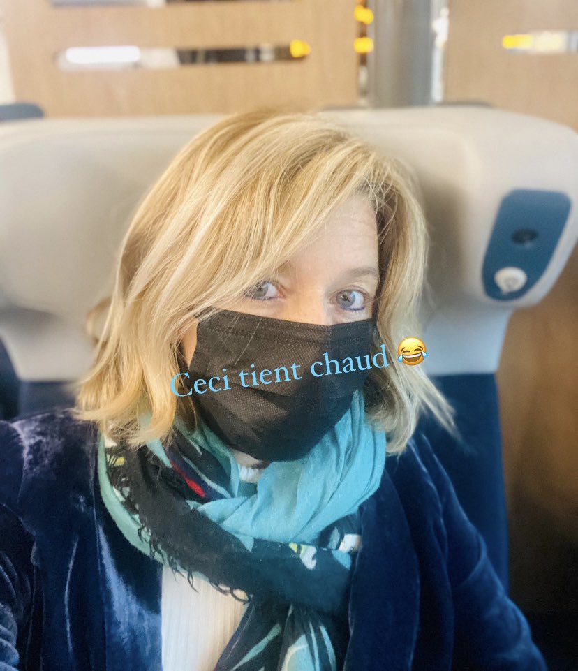 Salut à tous 👋
Je suis dans un train bondé, because grève, mais quasiment la seule à porter le masque. J’ai juste envie de passer Noël en forme et sereine, pas vous ? 😜 beau weekend !!
