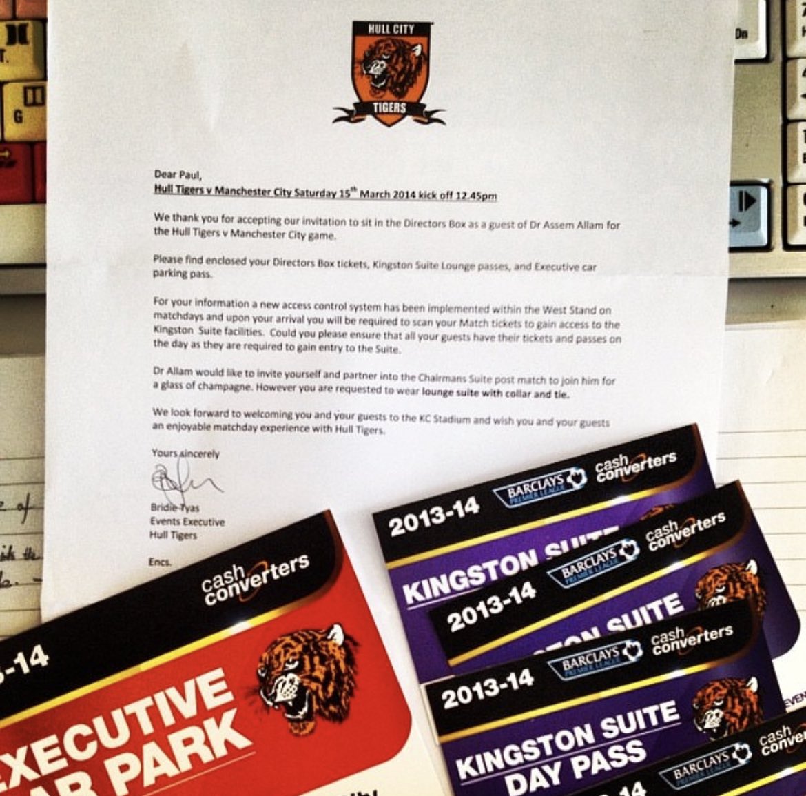 Paul__Barnes's tweet photo. 2/ After the game, in the Chairman’s Suite, then Hull manager Steve Bruce walks in. “Mr Chairman, what did you think of that?” “Sorry Steve, I am with my friends. I will speak with you tomorrow.” We still laugh about it @david_reed @chrissiddall1 @JackThornton03 @acarrera1987 https://t.co/jv33cVc9kD