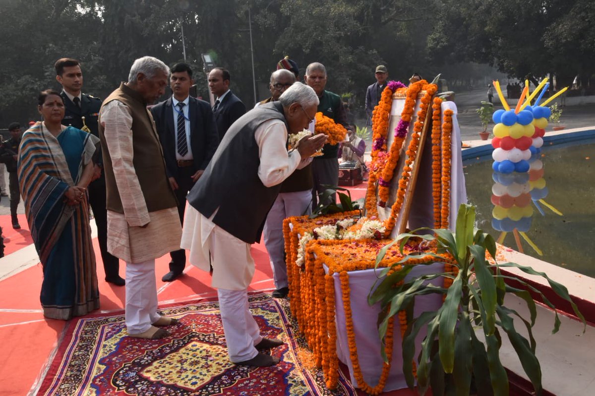 NitishKumar's tweet photo. भारत के प्रथम राष्ट्रपति देशरत्न डॉ० राजेन्द्र प्रसाद जी की 138वीं जयंती के अवसर पर आयोजित राजकीय समारोह में राजेन्द्र चौक तथा राजेन्द्र घाट समाधि स्थल पर उन्हें श्रद्धांजलि अर्पित की। https://t.co/j02OGOTttz