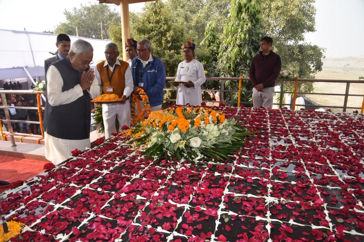 NitishKumar's tweet photo. भारत के प्रथम राष्ट्रपति देशरत्न डॉ० राजेन्द्र प्रसाद जी की 138वीं जयंती के अवसर पर आयोजित राजकीय समारोह में राजेन्द्र चौक तथा राजेन्द्र घाट समाधि स्थल पर उन्हें श्रद्धांजलि अर्पित की। https://t.co/j02OGOTttz