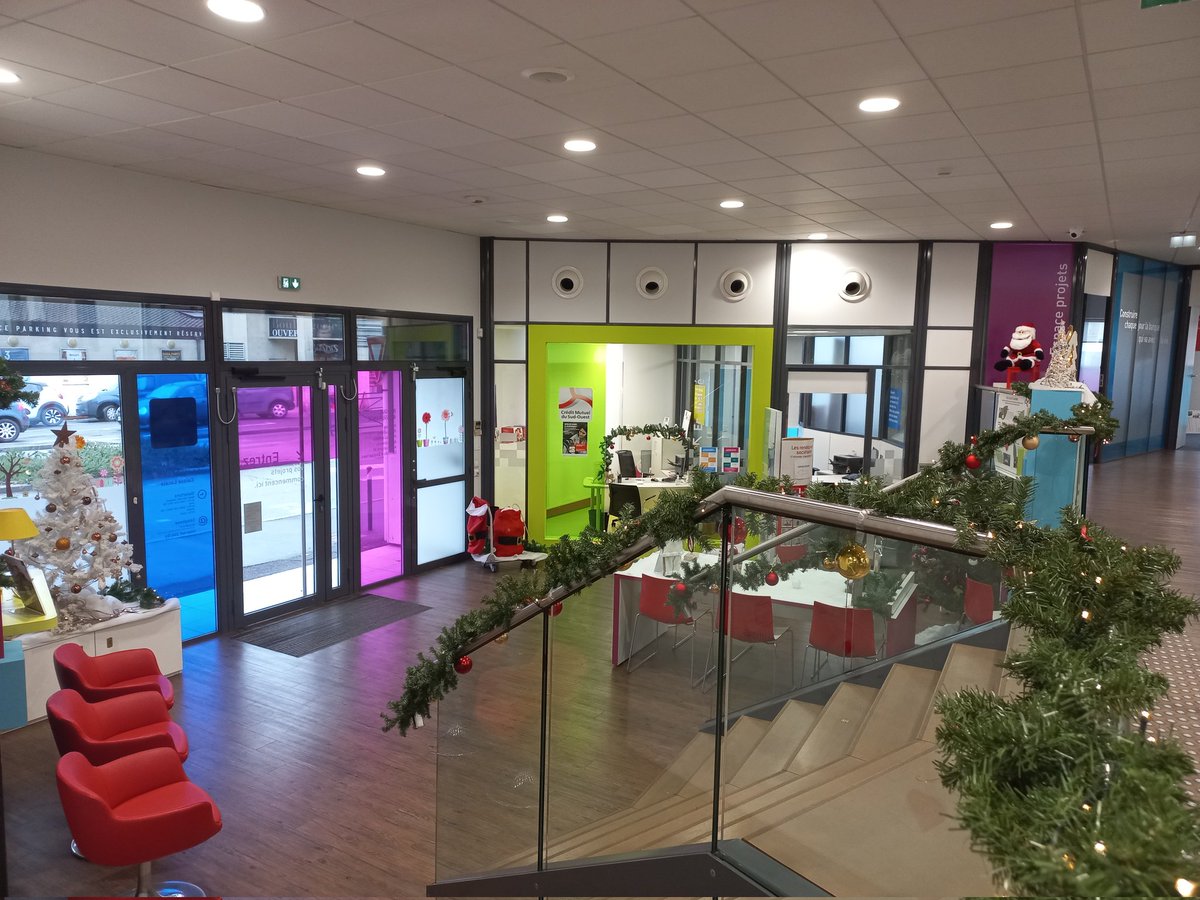 CMSOMadeleine's tweet photo. L'agence de la Madeleine se met aux couleurs de Noël, nos conseillers vous accueilleront avec la joie et la bonne humeur ! @CMSOsecteur16_1 @cmarkea https://t.co/VEiTqc2Nfp