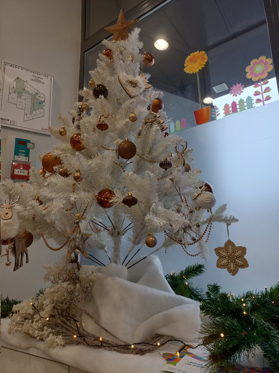 CMSOMadeleine's tweet photo. L'agence de la Madeleine se met aux couleurs de Noël, nos conseillers vous accueilleront avec la joie et la bonne humeur ! @CMSOsecteur16_1 @cmarkea https://t.co/VEiTqc2Nfp