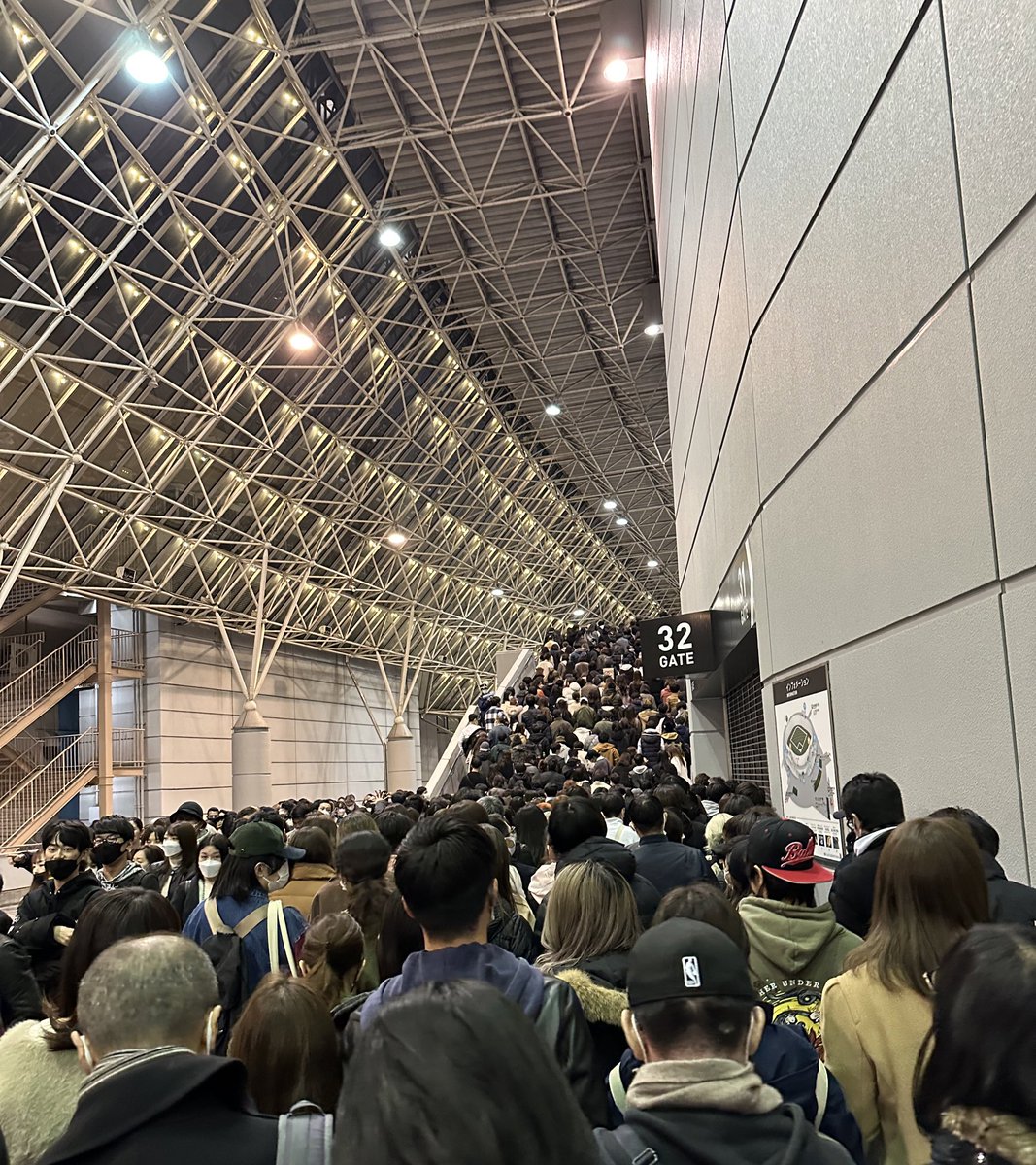 kkh_0525's tweet photo. やばい〜マルーン5の開演時間30分過ぎても入場の待機列動かなくて入れないの酷い😭 @maroon5 https://t.co/xCcyEw4l4W