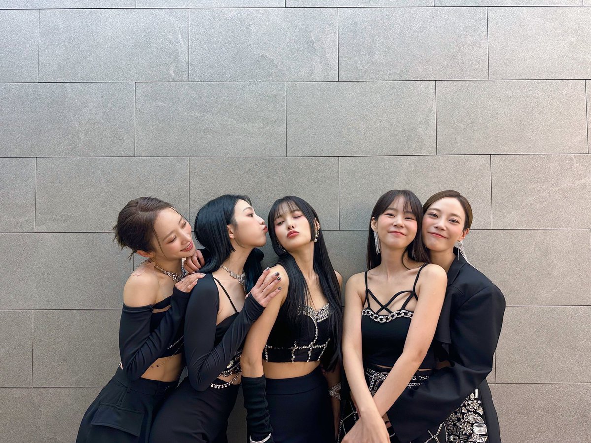 KARAOFFICIAL329's tweet photo. [#카라]

🖤색다른 매력🖤의 쇼음악중심🫶
엔딩 요정 카라도 잘 봐주셨나요?🤭
카밀리아 여러분 덕분에 오늘 무대도
행복하게 마무리할 수 있었어요🤍

#KARA #WHEN_I_MOVE https://t.co/THT2glzSjf
