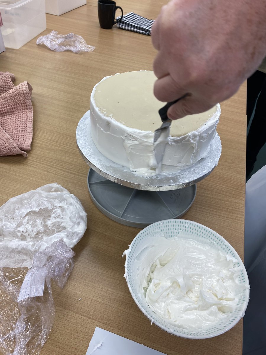 AdultCaerphilly's tweet photo. Heddiw oedd y cyntaf o'n gweithdai Nadolig. Fe wnaethon ni addurno cacennau a modelu crefft siwgr. Roedd dewis o eisin fondant neu eisin brenhinol i orchuddio eich cacen. Roedd y modelu yn eithaf heriol ond yn waith gwych gan bawb yn y dosbarth. https://t.co/TdjnhVOoTo