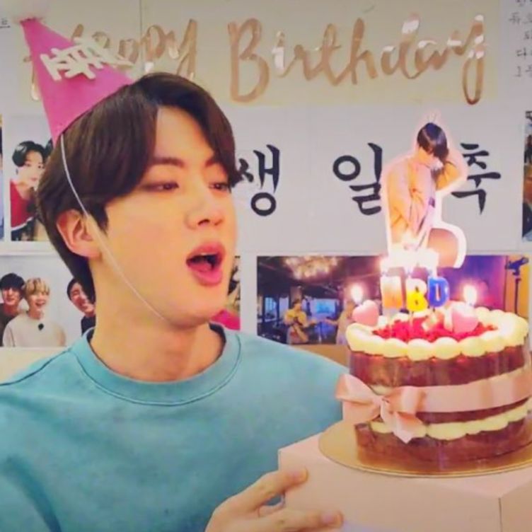YDMM07HOBI's tweet photo. 💜✨️HAPPY BIRTHDAY JIN 💜✨️

#SEOKJIN #HAPPYJINDAY #BTS https://t.co/pJzeX2FTOp