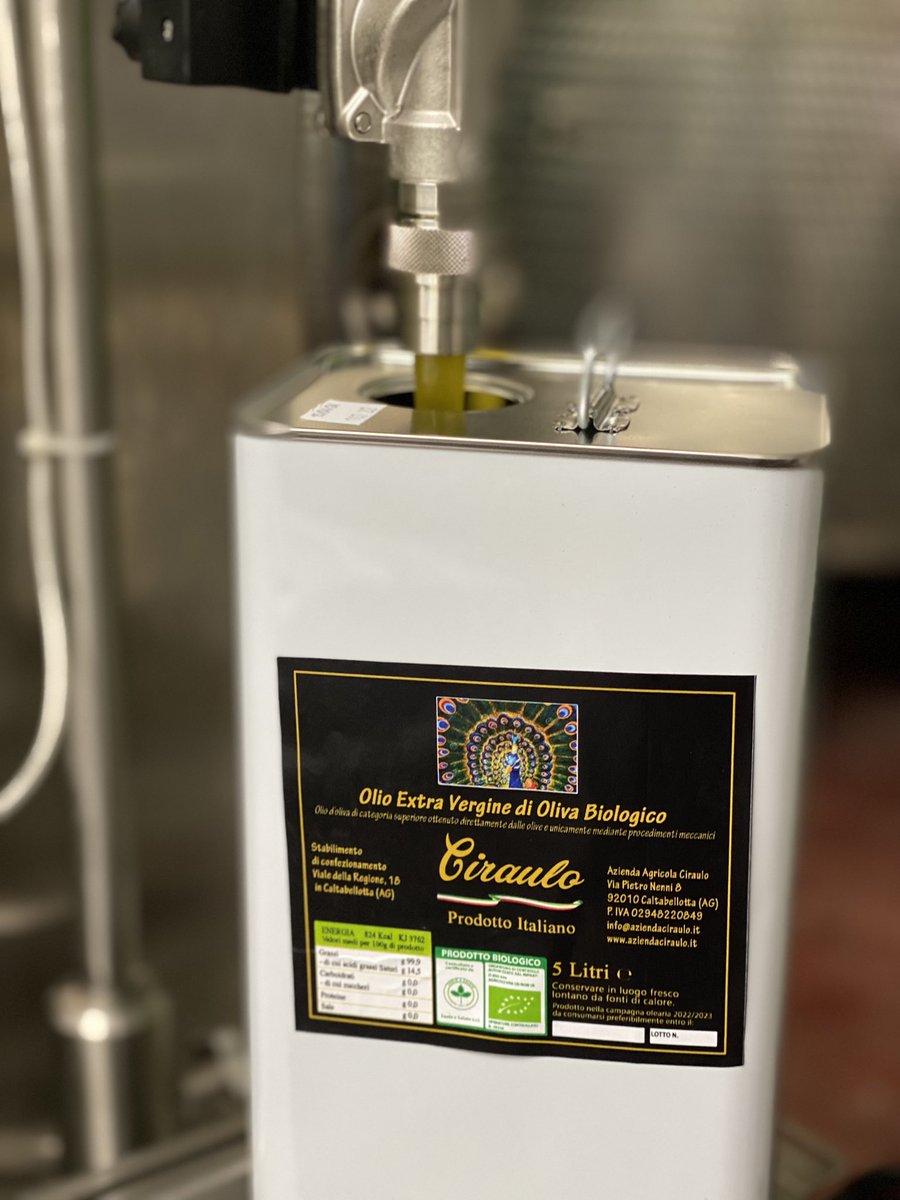 VincenzoCiraulo's tweet photo. Stiamo imbottigliando l’ #olio della nuova #annata 
Siamo pronti per #spedire in tutta #europa !!! 
#bio #biologico #sicilia #extravergine #order #biancolilla https://t.co/dXO8AbG6rG