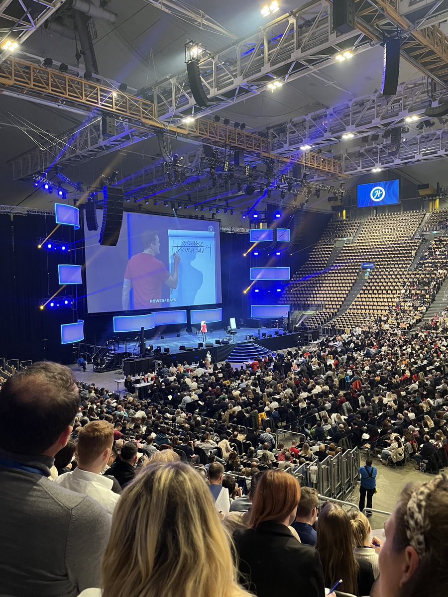 Johanna__Born's tweet photo. Die #Vorlesung zu Digitale Markenentwicklung fällt noch weiter aus.
Dafür kam ich gestern schon etwas früher nach #München zu den #PowerDays von #JürgenHöller.
Ein bisschen Motivation für das Semester sammeln. 💪🏼
#SMSOutput #My5Tweets https://t.co/u9RDhceIcr