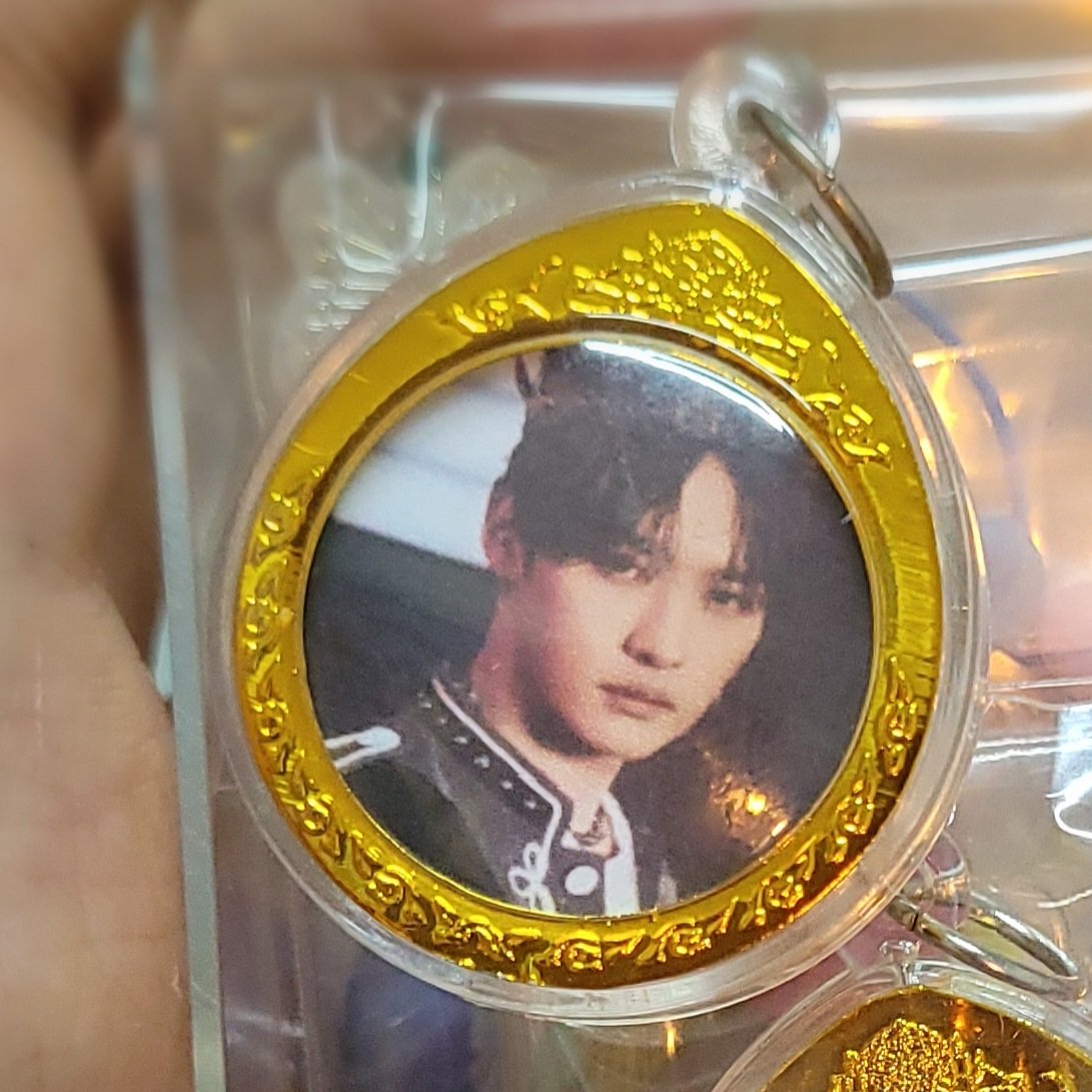 แล้วแบบสมาคมพระเครื่องจะมาดราม่าใส่ชั้นมั้ยอะ ลีโนวอัดกรอบทองเลยนะ บูชาทุกวันเพราะนับถือลีโนวเป็นศาสดา🌟😽