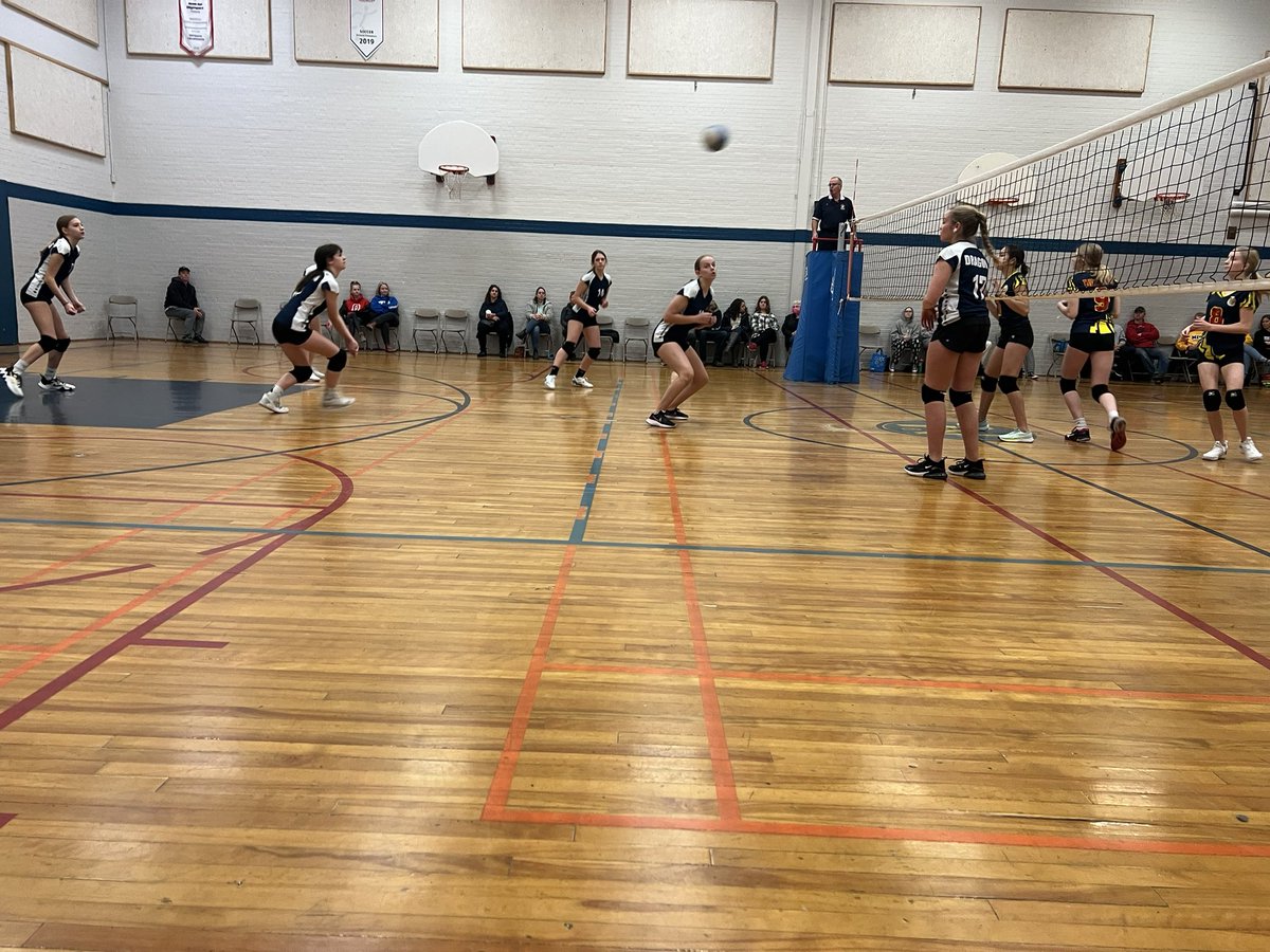 mmefmartinez's tweet photo. Les filles ont bien commencé le tournoi de vball.  Allez- y les dragons. @escmarierivier @MRivierSports https://t.co/GsLFCyMaqX