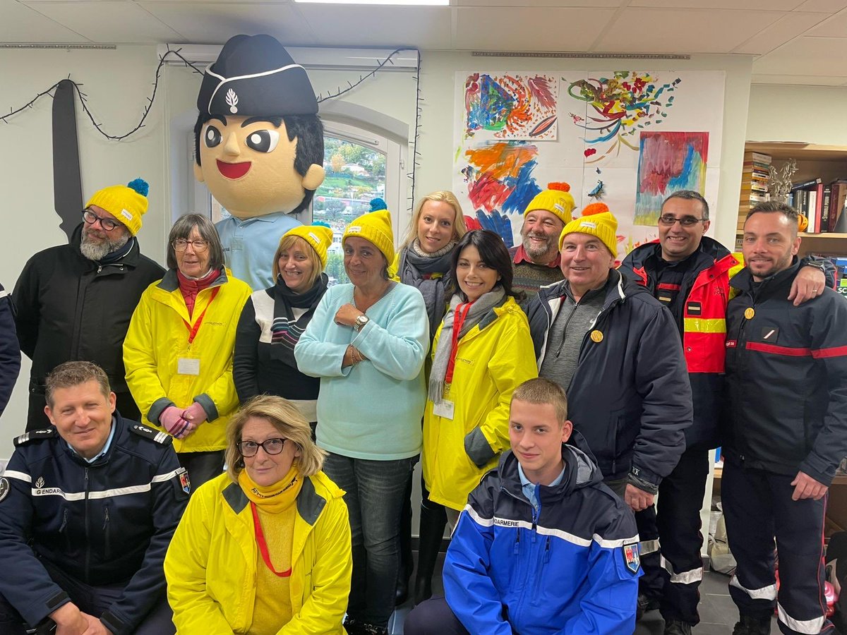 PielVeronique's tweet photo. Gattières mobilisée #telethon2022 #theo mascotte #gendarmerie #carros https://t.co/9D7cpTcRxE