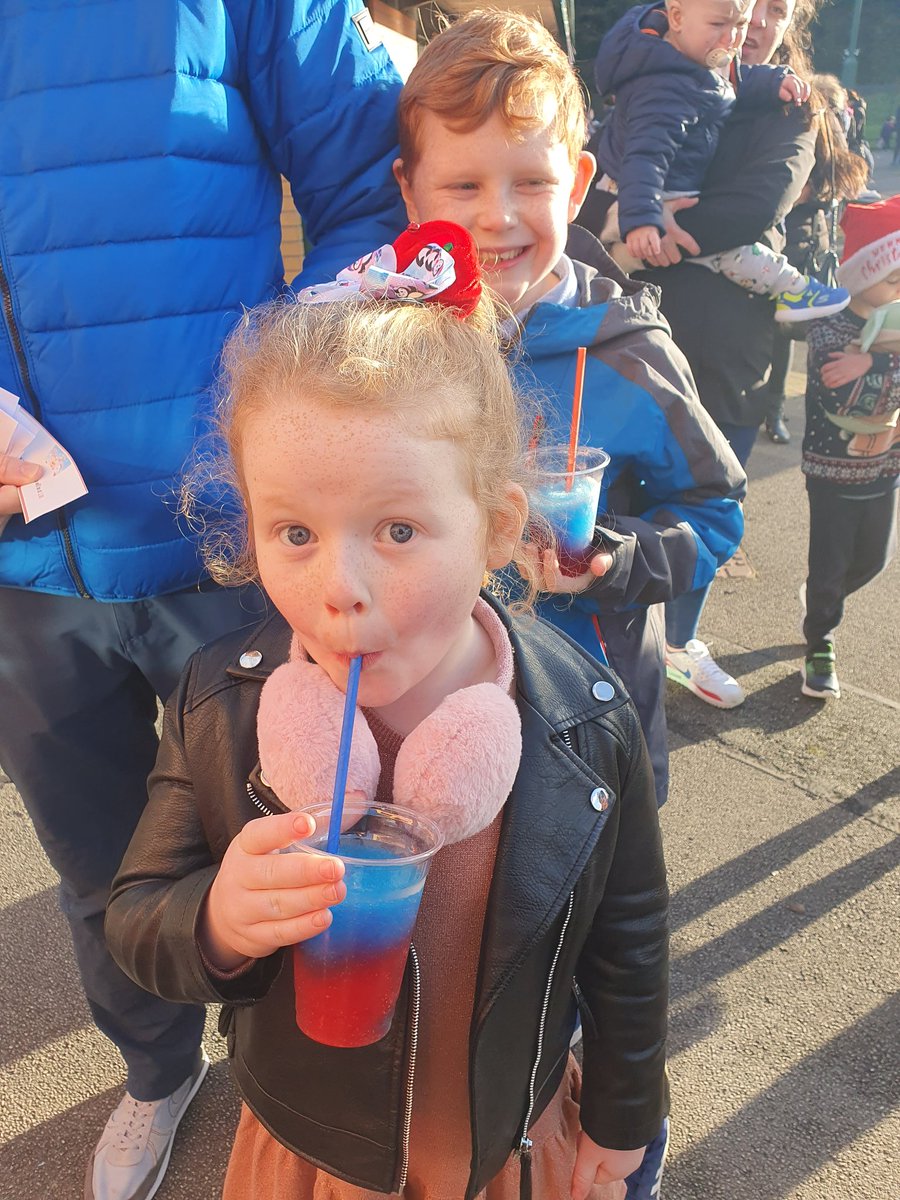 Murphatron1's tweet photo. Even when it's freezing outside the kids will still chose a slushie 😂#malvernElfie @malvernprimary https://t.co/zAtxFxu5Z1