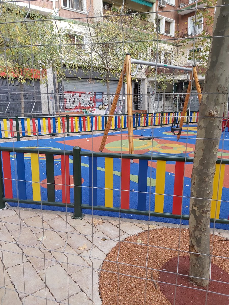 LookUs78's tweet photo. 6 meses sin parques en Luca de Tena, y semanas acabado ¿@AlmeidaPP_ cuando te graduas en empujar columpios de niños? Necesitamos los columpios,sin que nuestros hijos salgan volando en la inauguración😅@JMDArganzuela @MADRID #Arganzuela https://t.co/wFwP50TP3L