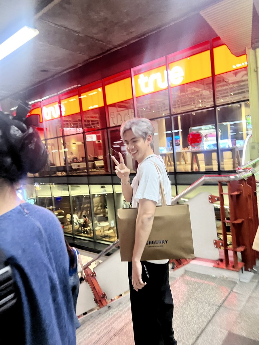 aoryogarun's tweet photo. เซอร์ไพรส์ซ้อนเซอร์ไพรส์ซ้อนๆเซอร์ไพรส์ของวันนี้🥰ยืนเม้ามอยกันกับพี่แอน @VBuranabul เป็นครั้งแรกที่มีพระเอกเบอร์1ช่องวัน มาทัก(ผลัก=สะกิตฮะ😁)รักเขาแหละ แกล้งเราเอง ชอบใจมาก🤣🤣🤣🤣🤣@film_tnp20 
#FilmThanapat  #ฟิล์มธนภัทร 
#filmFirstFanMeeting #แฟนฟิล์ม
#FilmForFan https://t.co/XFEtBcYIWu