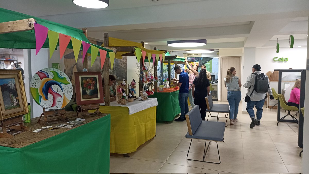 MujeresConfiar's tweet photo. Ya estamos preparadas para la Feria Cultural en la Agencia Laureles. Descuentos en libros, productos de firmantes de paz, accesorios y artesanías. Una alegría ver la oficina convertida en un pequeño bazar. https://t.co/70yKWofwXa