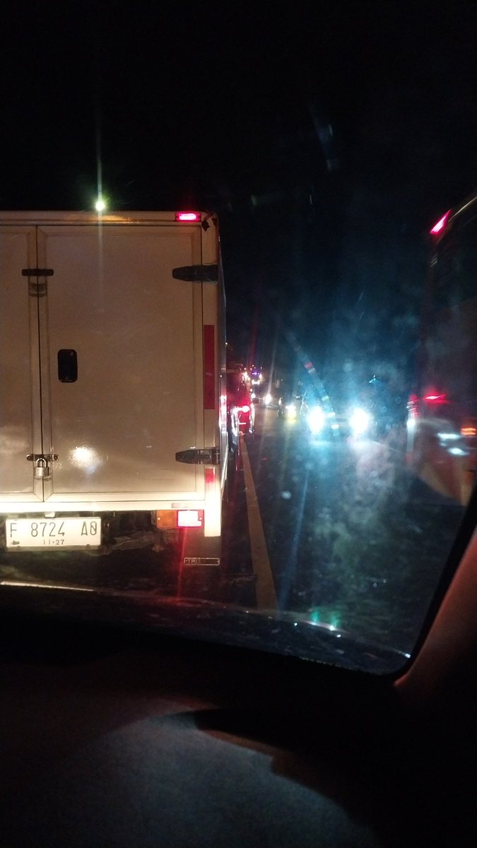 Admptra's tweet photo. @darrytrijaya_ @ganjarpranowo Infonya sih ada truk keguling didepan, gatau dah ada tim polisi gak nya, stuck https://t.co/lsDjUn05C7
