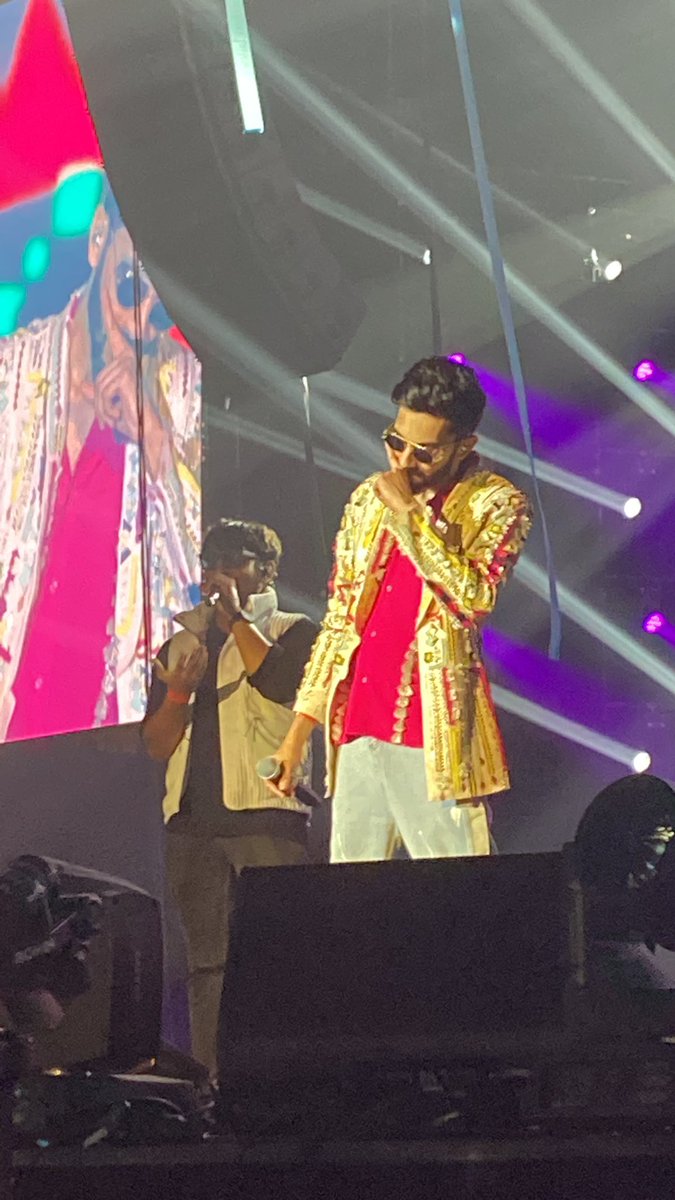 ssanthu_'s tweet photo. SO this happened last night 😭❤️
THANK YOU FOR THE BEST BIRTHDAY EVER I LOVE YOU😭 @anirudhofficial @dancersatz @Le_Sajbro https://t.co/oBCkdVd0TJ