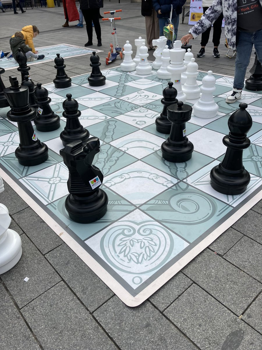 escacstarragona's tweet photo. Avui a la Plaça Corsini hem gaudit d’una matinal d’escacs amb @CreuRojaTGN  i @MercatsTGN !
Gràcies a tothom per venir a jugar! https://t.co/rBLWVP3Aqw