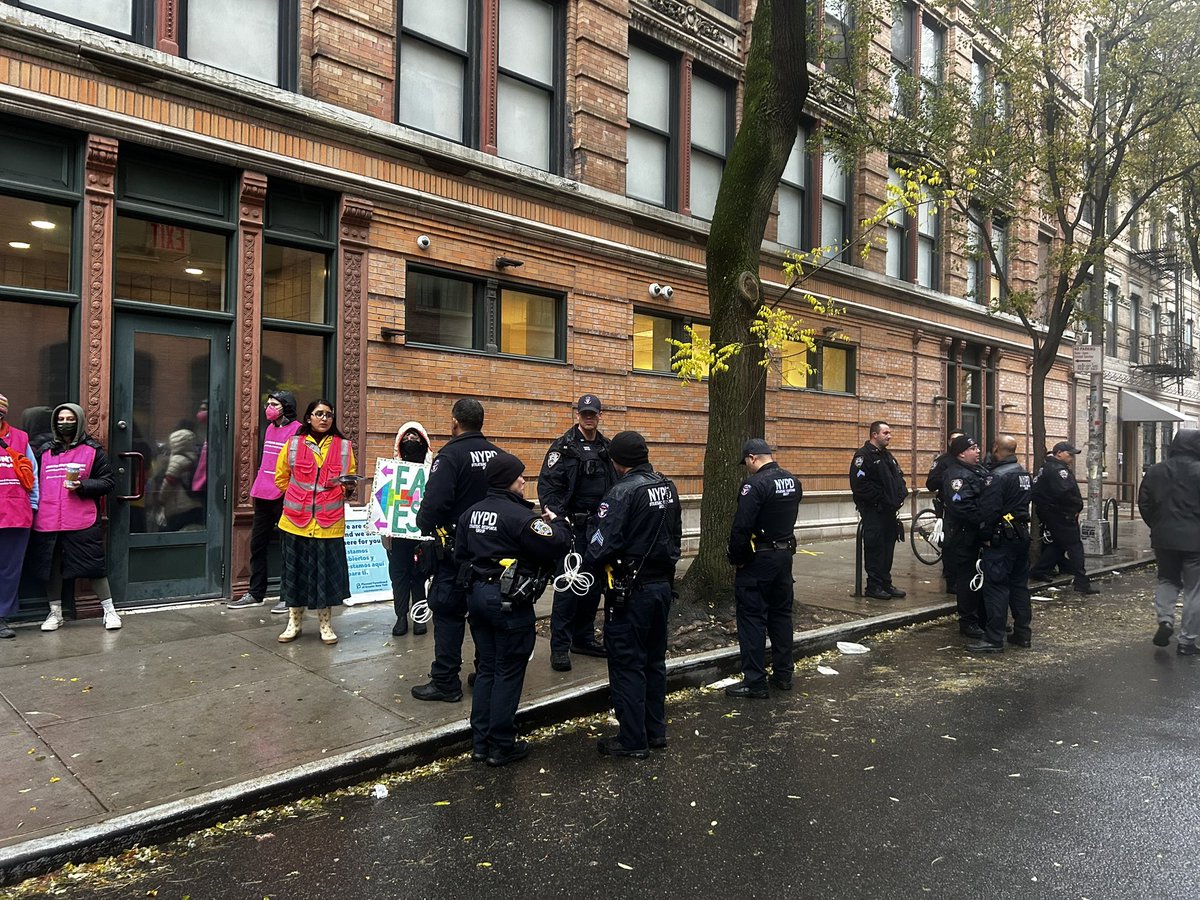 isabelle_leyva's tweet photo. NYPD’s SRG (a supposed counter terror unit) is now standing outside of the clinic seemingly serving as private security for the fake clinic escort in pink and yellow https://t.co/CzJkGE3mfJ