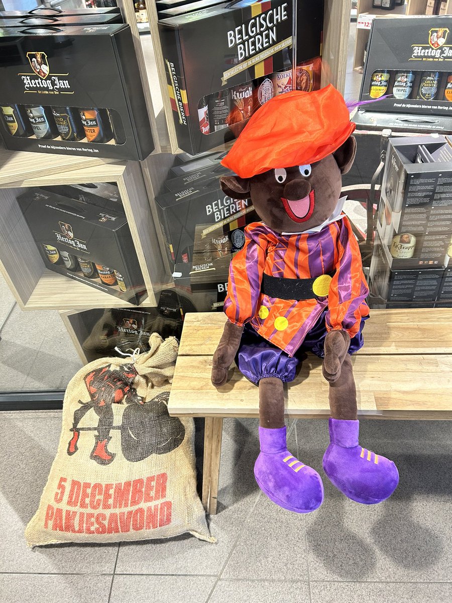 barcajax7's tweet photo. Dit blijft leuk! Nog steeds zwarte Piet in de supermarkt de Plus ๐ #zwartepiet #Sinterklaas #supermarktplus #plus https://t.co/aajJvdrzaw