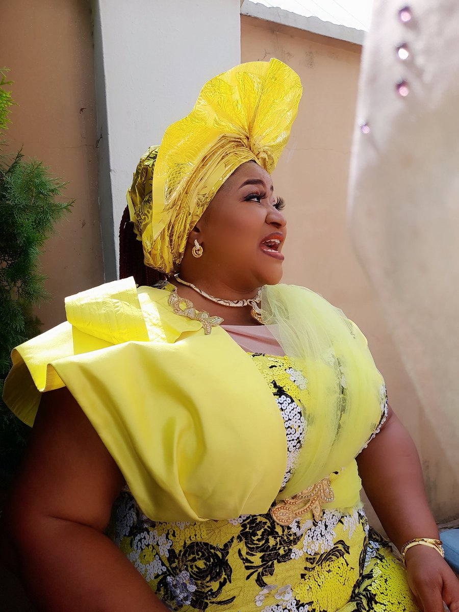 OhneyM's tweet photo. Saturdays are for Owanbe 🥳
Makeup and gele @OhneyM 

We are @InsideOsogbo 
E mu ise wa ooo🧎‍♀️ https://t.co/QKL7PMPHtm