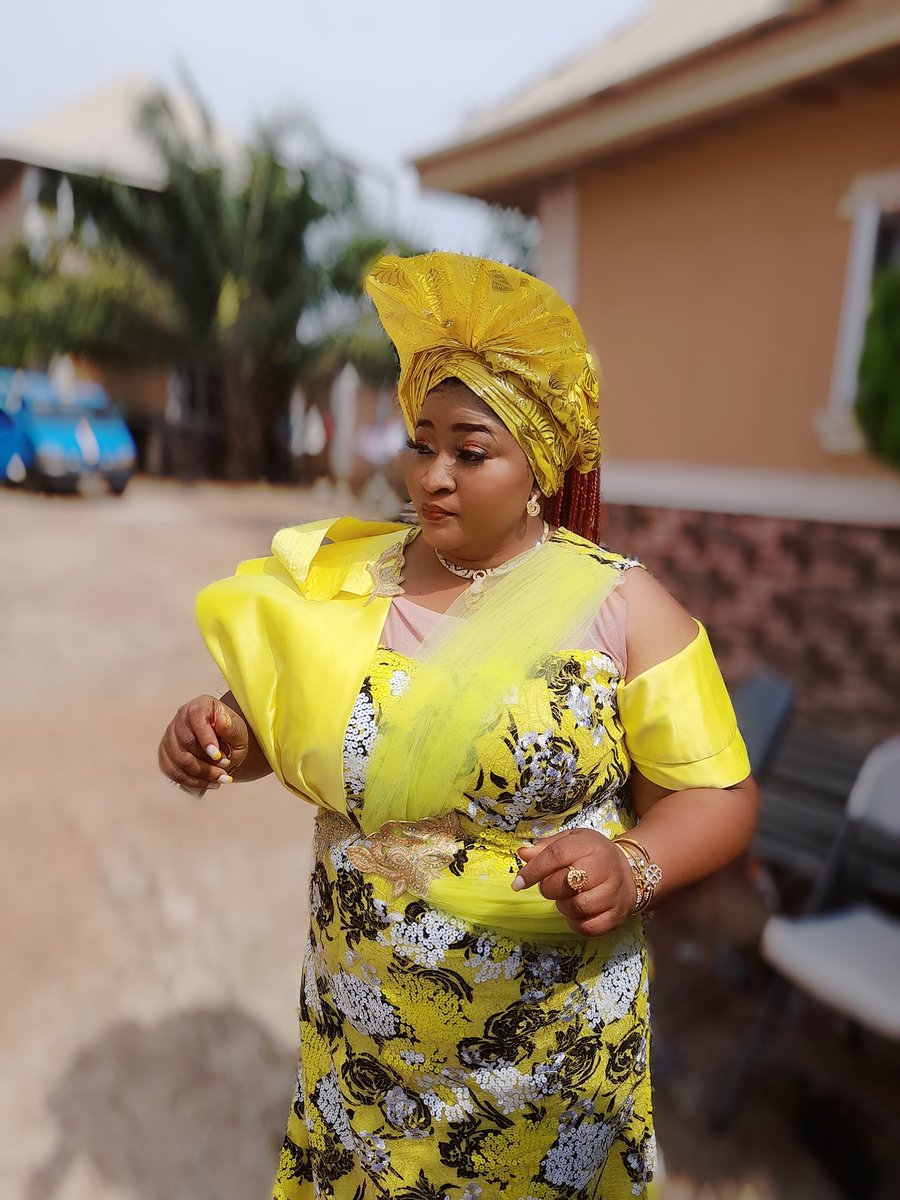 OhneyM's tweet photo. Saturdays are for Owanbe 🥳
Makeup and gele @OhneyM 

We are @InsideOsogbo 
E mu ise wa ooo🧎‍♀️ https://t.co/QKL7PMPHtm